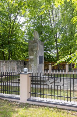 Zamosc, Polonya - 25 Mayıs 2022: Yeni Yahudi mezarlığı, Naziler tarafından harap edilmiş matzevottan yapılmış lapidaryum, üzerinde 