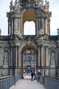 Dresden, Almanya - 23 Eylül 2020: 18. yüzyıl Barok Zwinger Sarayı, Crown Gate ayrıca Kronentor olarak da bilinir.