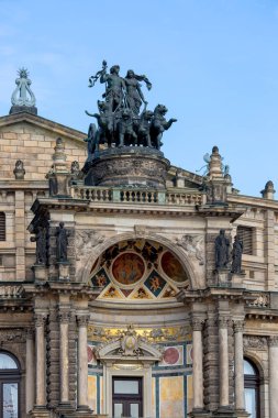 Dresden, Almanya - 23 Eylül 2020: Semperoper, tarihi şehir merkezinde Elbe Nehri yakınlarındaki Theatre Square 'de bulunan ünlü opera binası. Kuadriga heykeli binanın tepesinde..