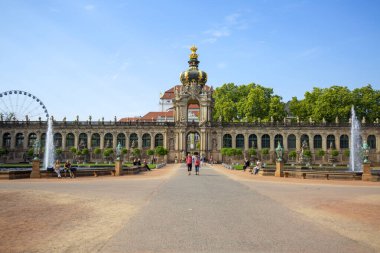 Dresden, Almanya - 23 Eylül 2020: 18. yüzyıl Barok Zwinger Sarayı 'nın avlusu, Long Galerisi ve Crown Kapısı manzarası