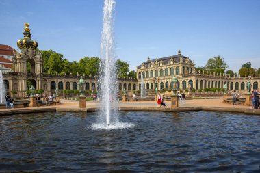 Dresden, Almanya - 23 Eylül 2020: 18. yüzyıl Barok Zwinger Sarayı, Mathematisch-Physikalischer Salon, Long Galeri, Crown Gate Kronentor ve Fountain