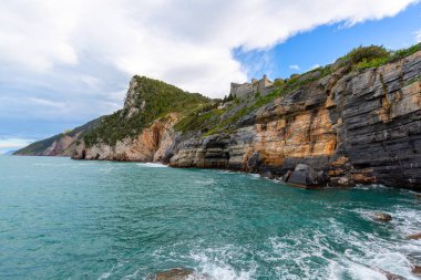 Şairler Körfezi'ndeki Byron Grotto'yu, Doriow Kalesi'nin ruiunlarını, Portovenere, İtalyan Rivierası,İtalya'yı görüntüleyin