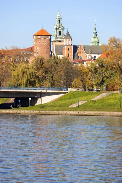 2021年10月25日 波兰克拉科夫 瓦维尔皇家城堡 秋天阳光明媚的一天 从维斯拉河畔的格伦瓦尔兹基大桥俯瞰全城 — 图库照片