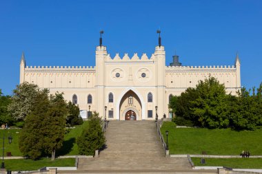 Lublin, Polonya - 23 Mayıs 2022: Lublin Kalesi, binanın neo-gotik bölümünün ana giriş kapısı. Polonya 'nın en eski korunmuş kraliyet konutlarından biridir.
