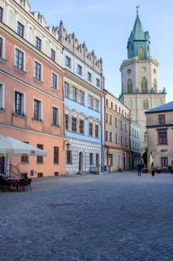 Lublin, Polonya - 23 Mayıs 2022: Trinitarian Tower, ana meydandan görüş. Kule, Eski Şehir ve Katedral Meydanı 'na bakan aynı tasarıma sahip iki cepheye sahiptir..