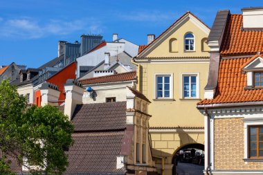 Lublin, Polonya - 24 Mayıs 2022: Renkli pansiyonlar ve Grodzka Kapısı, savunma duvarlarının kalıntıları. Yahudi Kapısı olarak da bilinir çünkü Hristiyan ve Yahudi bölgelerini birbirine bağlar.