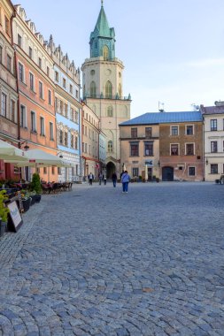 Lublin, Polonya - 23 Mayıs 2022: Trinitarian Tower, ana meydandan görüş. Kule, Eski Şehir ve Katedral Meydanı 'na bakan aynı tasarıma sahip iki cepheye sahiptir..