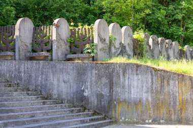 Lublin, Polonya - 24 Mayıs 2022: Yeni Yahudi mezarlığı, Yahudi menorası şeklinde dekoratif çit