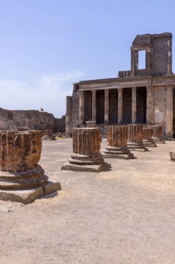 Pompei Forumu 'nda Basilica, Pompeii, Napoli, İtalya kalıntıları var. M.S. 79 'da Napoli yakınlarında Vesuvius volkanının patlaması sonucu yok olan antik bir şehrin kalıntıları.