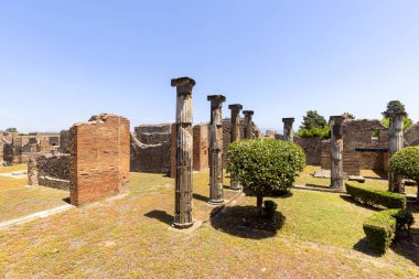 İtalya 'nın Pompeii kenti, Napoli yakınlarında MS 79' da Vesuvius volkanının patlaması sonucu yok olan antik bir şehrin kalıntıları. Sokaklardan birinde halka açık bir çeşme.