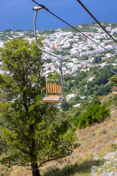 意大利卡普里岛 索拉罗山的主席 俯瞰该城的高椅子和空中景观 — 图库照片