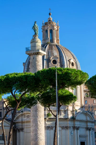 Вид Купол Церкви Пресвятой Богородицы Колонна Траяна Траянском Форуме Фоне — стоковое фото