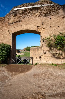 Palatine Hill, birkaç önemli antik binanın kalıntılarının manzarası. Palatine Tepesi, Roma 'nın yedi tepesinin en merkezidir ve Roma, İtalya' nın en eski bölgelerinden biridir.