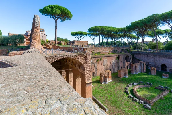 パラチンヒル いくつかの重要な古代の建物 ドミニカ共和国のヒッポドロームの遺跡のビュー パラチンヒルは ローマの7つの丘の中心部であり 市内で最も古代の一部の一つです ローマ イタリア — ストック写真
