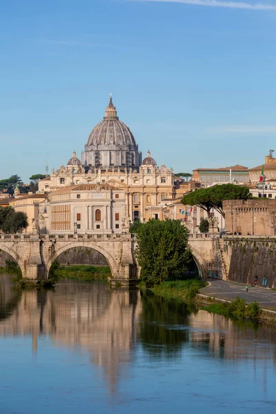 意大利罗马 2020年10月9日 横跨台伯河的爱莲桥 Ponte Sant Angelo 由罗马皇帝哈德良在2世纪建成 在背景中 梵蒂冈大教堂的圆顶 — 图库照片