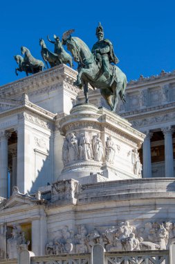 Roma, İtalya - 8 Ekim 2020: Victor Emmanuel II Anıtı (Vittorio Emanuele II Monumento Nazionale a Vittorio Emanuele II) Venedik Meydanı 'nda ve Propylaea' nın tepesindeki The Quadriga of Unity. Vittoriano 19. yüzyılda Victor Emmanuel II 'yi onurlandırmak için inşa edildi.