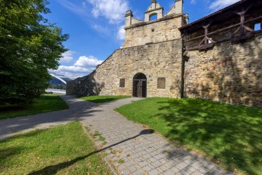 Nowy Sacz, Polonya - 30 Ağustos 2022: Dunajec Nehri üzerindeki Ortaçağ Nowy Sacz Şatosu. Kale 14. yüzyılda Kral Büyük Casimir tarafından inşa edildi. 