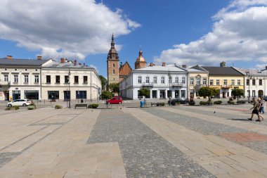 Nowy Sacz, Polonya - 30 Ağustos 2022: Güneşli bir günde Pazar Meydanı manzarası. Polonya 'nın güneyindeki Küçük Voyvoda' da bir şehirdir. Arka planda St. Malgorzata Kolej Bazilikası 'nın kuleleri var.