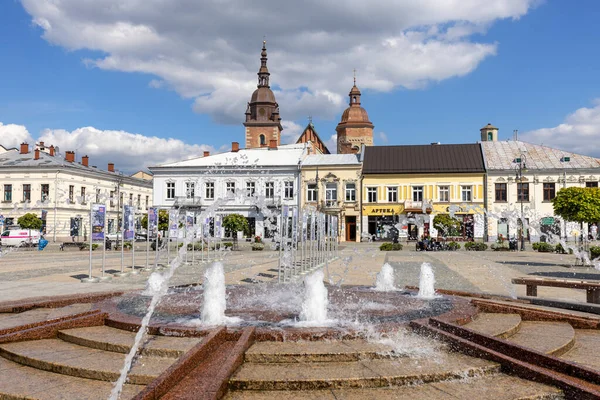 今すぐサックス ポーランド 8月30 2022 噴水のある市場広場の眺め この都市はポーランド南部の小ポーランド人の航海都市である 背景には聖マルゴラタ大学大聖堂の塔 — ストック写真
