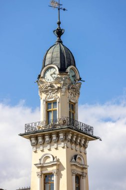 Market Meydanı 'ndaki belediye binasının saat kulesinin görüntüsü. Neo-rönesans ve neo-barok tarzında eklektik bir yapıdır, Nowy Sacz, Polonya