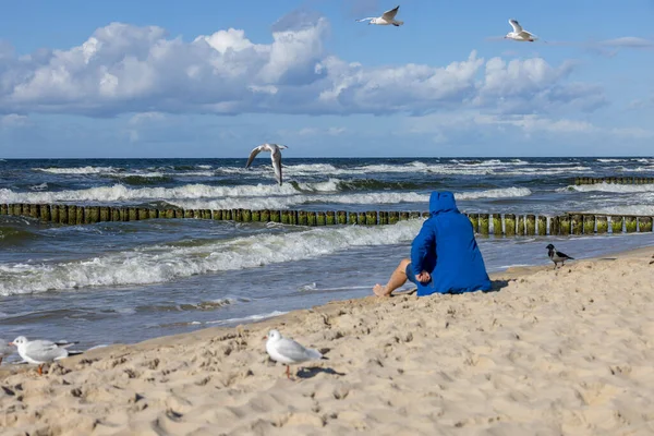 Een Man Met Een Blauw Jasje Het Zandstrand Van Oostzee — Stockfoto