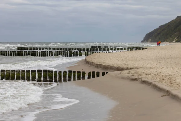 Kustlijn Landschap Schuimig Water Van Oostzee Met Een Houten Golfbreker — Stockfoto