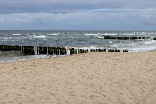 Kustlijn Landschap Schuimig Water Van Oostzee Met Een Houten Golfbreker — Stockfoto