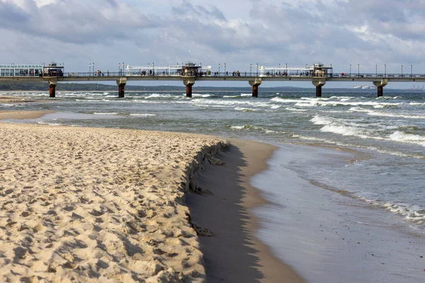 ポーランドのMiedzyzdroje 2022年9月15日 Miedzyzdroje桟橋 ビーチからバルト海に入る長い木製の桟橋 美しい海辺の風景 — ストック写真