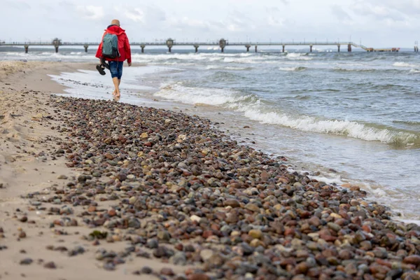 Man Gekleed Met Rode Jas Lopen Blote Voeten Het Zand — Stockfoto