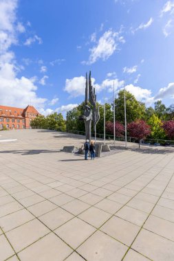 Szczecin, Polonya - 16 Eylül 2022: Dayanışma Meydanı 'ndaki sembolik bronz heykel olan Özgürlük Meleği olarak da bilinen Aralık 1970' teki Kurbanlar Anıtı
