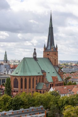 Szczecin, Polonya - 16 Eylül 2022: Havadan Szczecin Katedrali (Aziz James Katedrali Havalimanı), saat kulesi manzarası. Polonya 'nın en uzun ikinci kilisesidir..