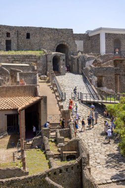 Pompeii, Napoli, İtalya - 26 Haziran 2021: Napoli yakınlarındaki Vezüv yanardağının patlaması sonucu antik kentin girişindeki turistler.