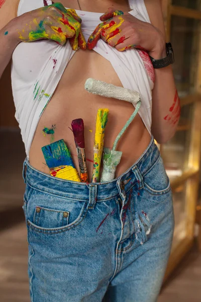 Kadın pantolonu giymiş fırçalar. Sanatçının görüntüsü.