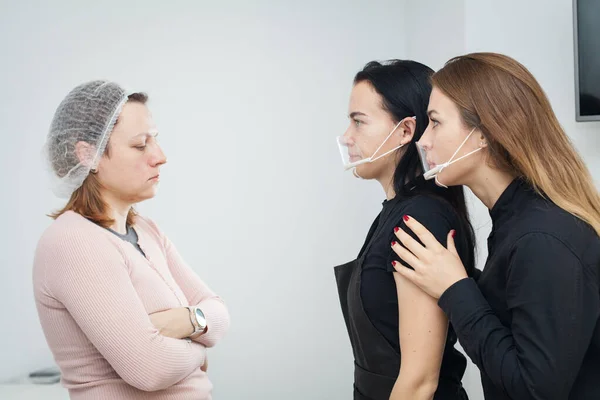 Kızlar kaş yapmayı öğrenir.