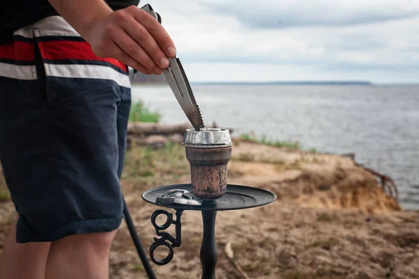 Gölde nargile. Kömür değişimi.