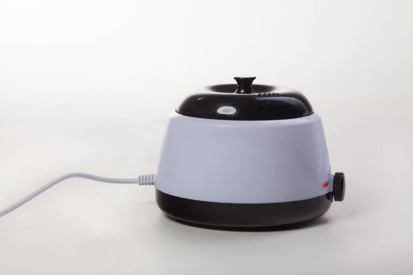 Beyaz arka planda balmumu eriticisi. Salon ekipmanları.