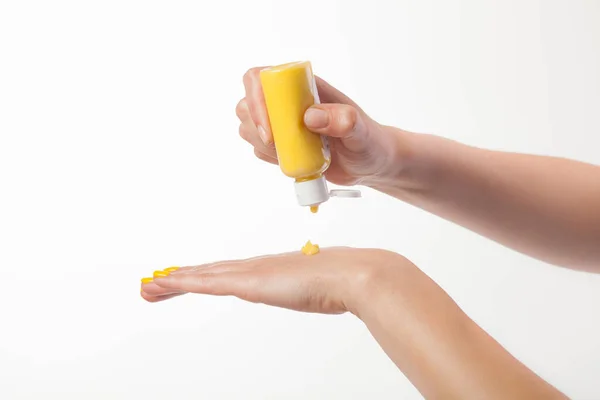 Beyaz arka planda bir kadın eli. Krema, sarı geyik deride.