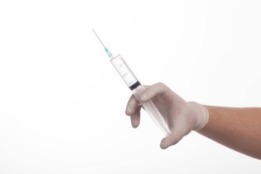 Erkek şırıngası beyaz bir arka planda eldivenle