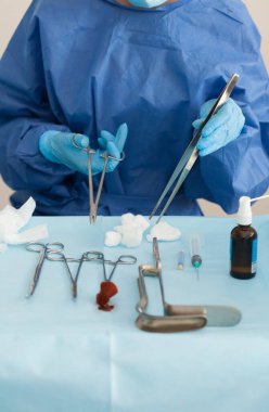 Steril tedavi aletleri, pens, kürtaj tedavisi için bir tıp hastanesinin ameliyathanesinde retraktör, anormal kadın adet görme ya da kanama. Doktor, özel kıyafet.