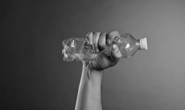 Kırık şişe elinde.