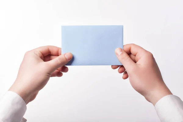 Kare boş kağıt tutan erkek eller (bilet, el ilanı, davetiye, kupon, vb. ), beyaz arkaplanda izole