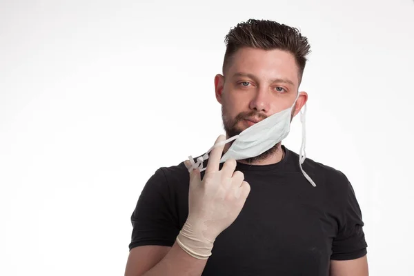 Maskeli ve eldivenli adam beyaz bir arka planda..