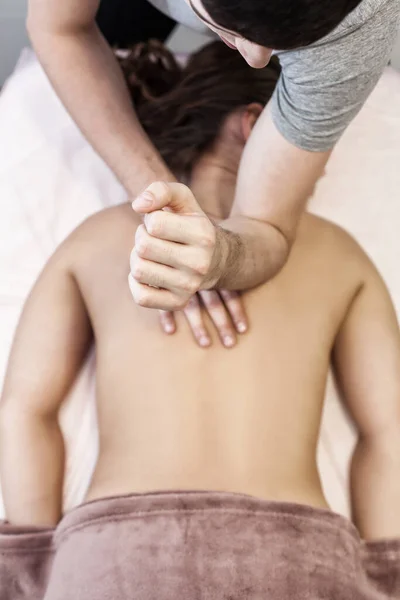 Yakından güzel bir kadın boyun masajı yaptırıyor. Yukarıdan görüntüle