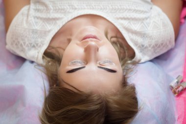 Güzel genç bir kadının kaş düzeltme prosedürü uygulanır. Genç bir kadının güzellik salonunda zamanlayıcısı var..