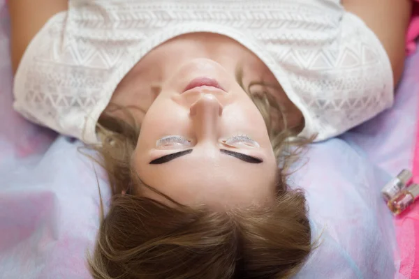 Güzel genç bir kadının kaş düzeltme prosedürü uygulanır. Genç bir kadının güzellik salonunda zamanlayıcısı var..