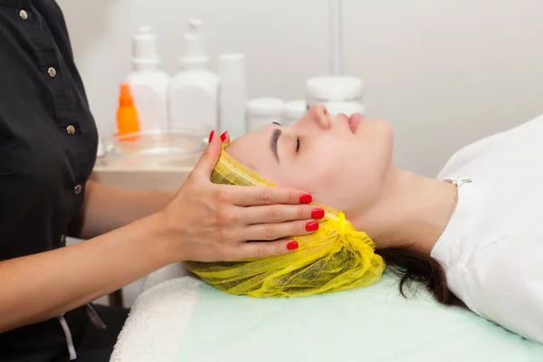 Aplicando Uma Máscara Salão Beleza Limpeza Facial — Fotografia de Stock