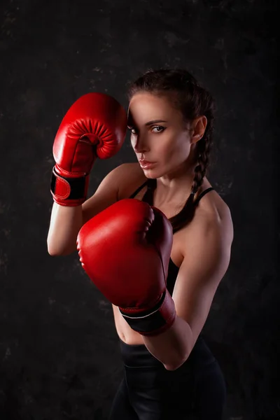 Portret Van Een Wit Meisje Rode Bokshandschoenen Een Zwarte Studio — Stockfoto