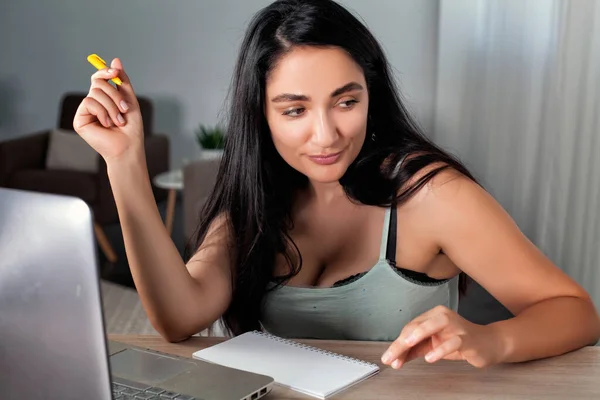 Masadaki esmer kız koltukları ve defterle çalışmak. 