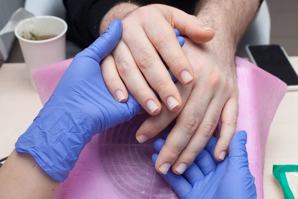 Manicure Maschile Nel Salone Processo Rimozione Dello Smalto Gel Pulizia Immagine Stock