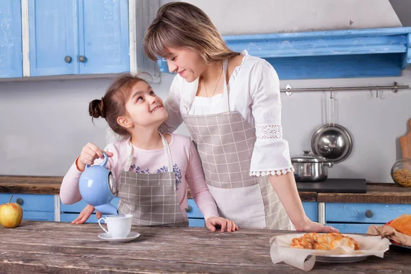 Bella Donna Piccola Adorabile Figlia Piedi Tavola Cucina Cucinare Insieme Foto Stock